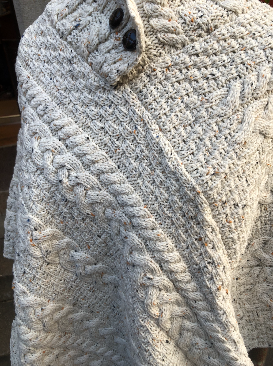 AWM Aran Poncho Umhang A200 2023