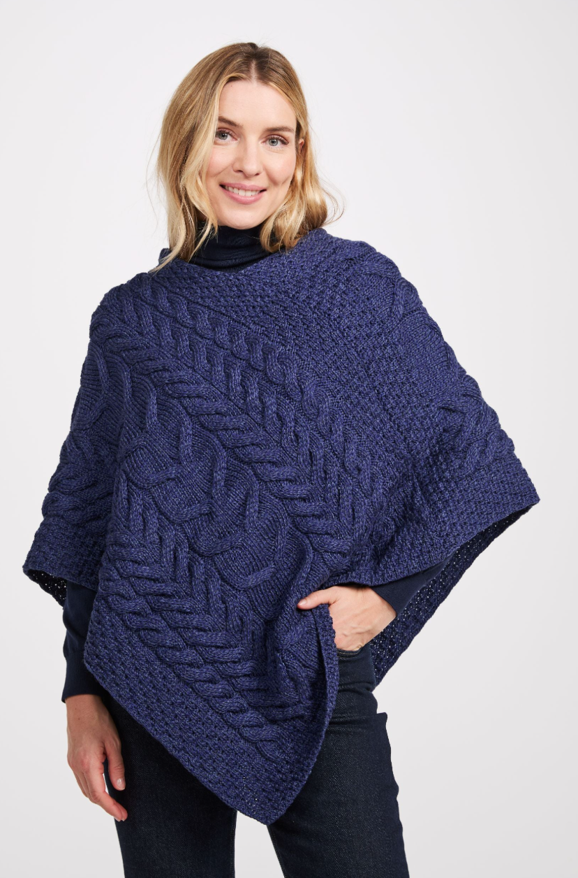 AWM Triangular Poncho Umhang B676