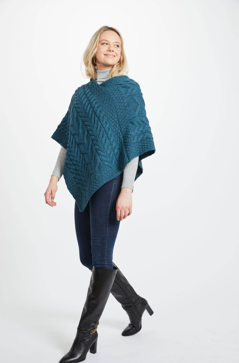 AWM Triangular Poncho Umhang B676
