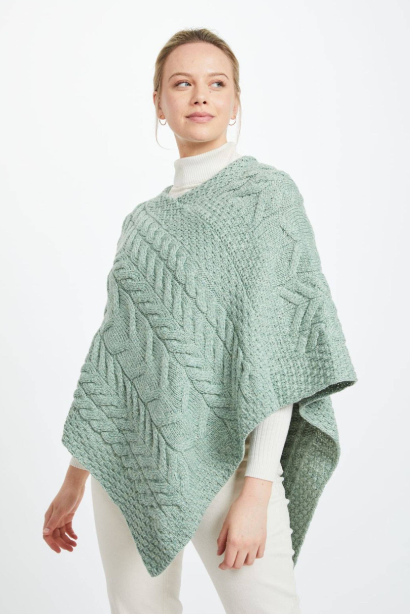 AWM Triangular Poncho Umhang B676