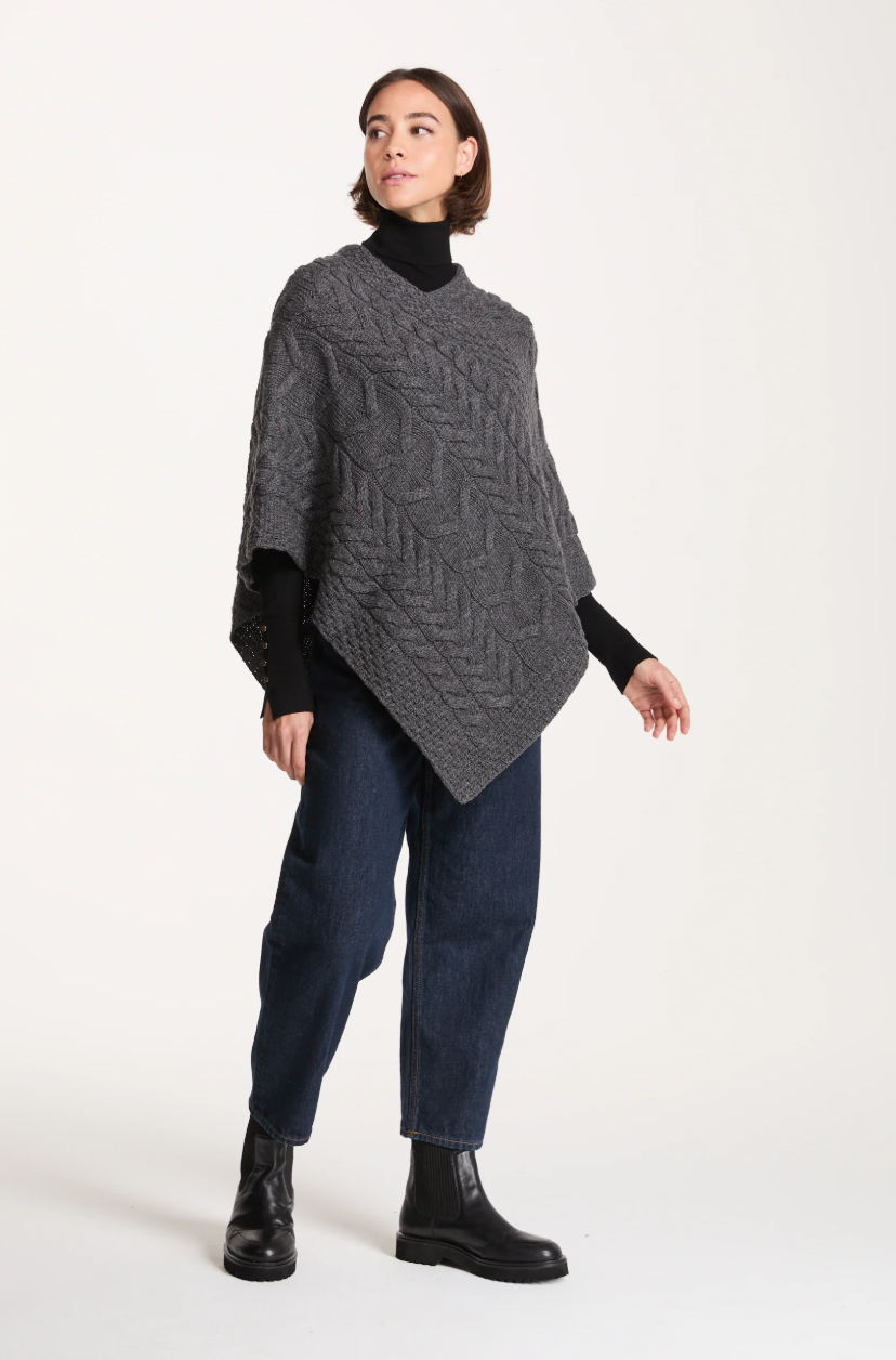 AWM Triangular Poncho Umhang B676