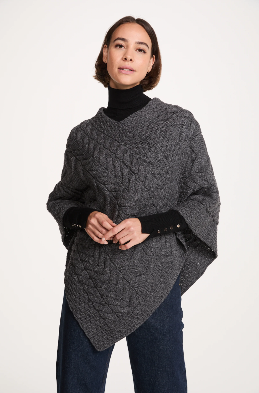 AWM Triangular Poncho Umhang B676