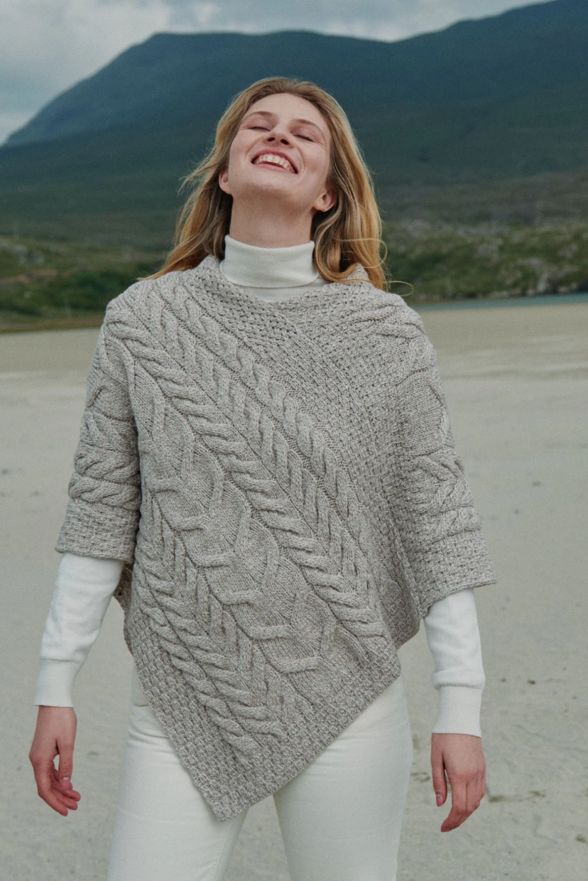 AWM Triangular Poncho Umhang B676